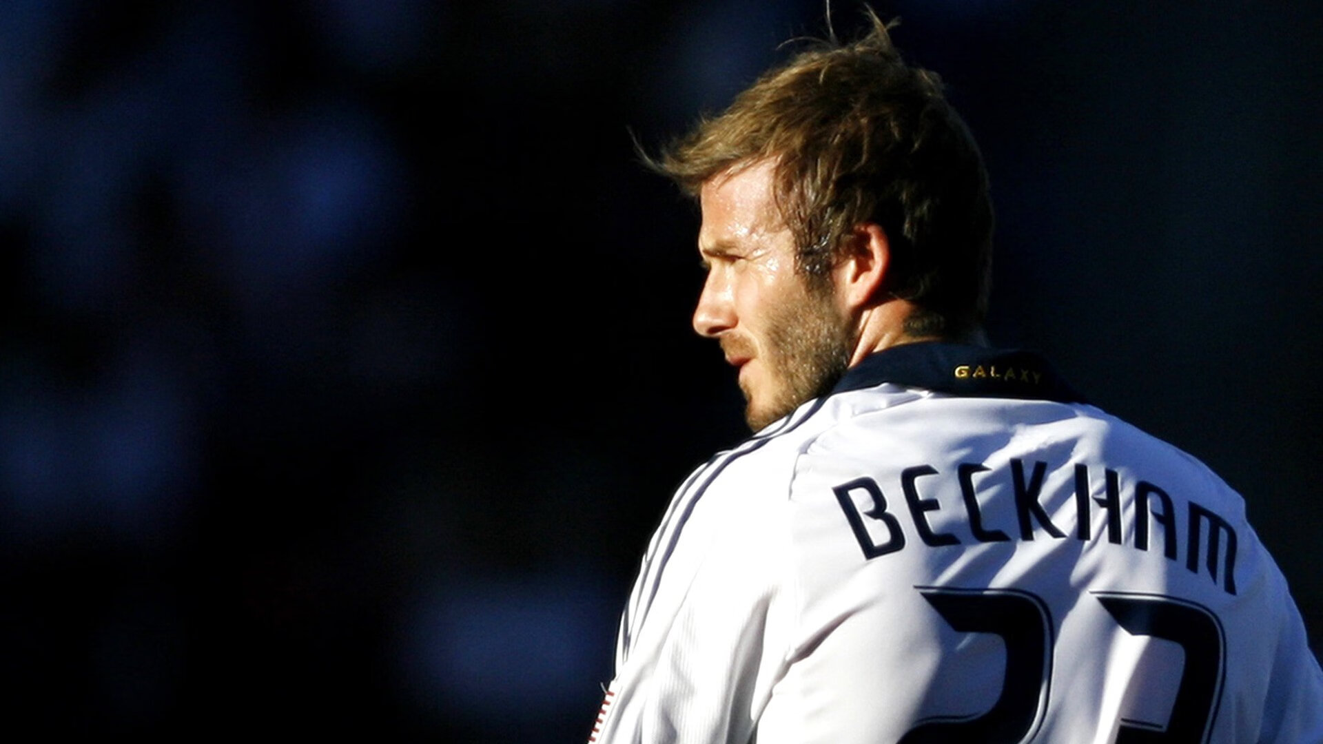 詹姆斯带伤坚持比赛打动全场球迷，詹姆斯有伤吗